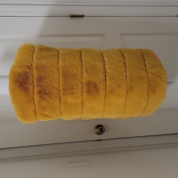 New Collection Size Unknown Marigold Faux Fur Long Vest.  Gently Used Condition - Picture 3 of 11